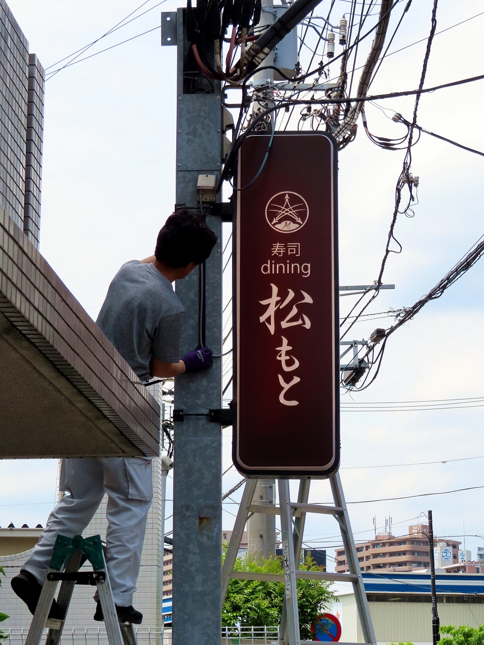 店舗横の電柱にはR型の電飾看板を設置しました。電球はLEDの暖色球です。